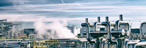 Rohrleitungen einer Industrieanlage (Bildquelle: Fotolia) Rohrleitungen einer Industrieanlage (Bildquelle: Fotolia)