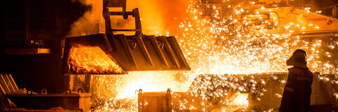 Arbeiter/in in einer Stahlproduktion (Bildquelle: MIRACLE MOMENTS - Fotolia.com)