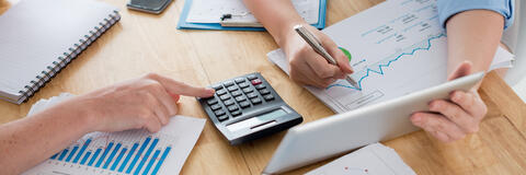 Besprechung und Analyse (Dragonimages - Fotolia.com) Besprechung und Analyse (Dragonimages - Fotolia.com)