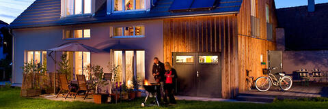 Modernes Wohnhaus mit Menschen (Quelle: Energie-Atlas Bayern) Modernes Wohnhaus mit Menschen (Quelle: Energie-Atlas Bayern)