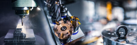 Nahaufnahme CNC-Maschine (RS-Studios - adobe.stock.com) Nahaufnahme CNC-Maschine (RS-Studios - adobe.stock.com)
