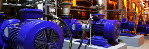 Pumpen in Produktionshalle (hramovnick - stock.adobe.com) Pumpen in Produktionshalle (hramovnick - stock.adobe.com)