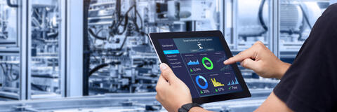 Das Bild zeigt ausschnitthaft eine Person mit I-Pad in einem Betrieb. Auf dem Bildschirm sind Diagramme zu sehen (Bildquelle: panuwat-stock.adobe.com). Das Bild zeigt ausschnitthaft eine Person mit I-Pad in einem Betrieb. Auf dem Bildschirm sind Diagramme zu sehen (Bildquelle: panuwat-stock.adobe.com).