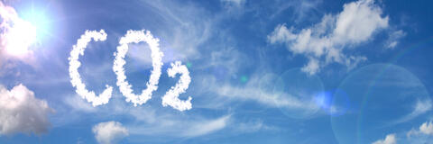 Wolke am Himmel in Form von CO2; Symbolbild. (Quelle: Pavel Horazy - Adobe Stock)