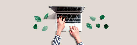 Eine Frau arbeitet am PC. Symbolbild für das Thema nachhaltige Elektronik und Green IT (Bild: Tierney - stock.adobe.com).