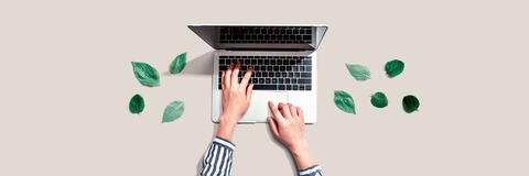 Eine Frau arbeitet am PC. Symbolbild für das Thema nachhaltige Elektronik und Green IT (Bild: Tierney - stock.adobe.com). Eine Frau arbeitet am PC. Symbolbild für das Thema nachhaltige Elektronik und Green IT (Bild: Tierney - stock.adobe.com).