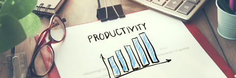 Energieproduktivität. Skizze auf Bürotisch, Symbolbild. (Quelle: tiko - Adobe Stock)