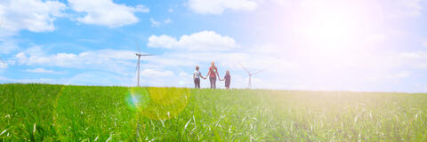 Das Symbolbild soll Akzeptanz von erneuerbaren Energien darstellen und zeigt eine Familie auf einer Wiese und Windräder im Hintergrund (Bildquelle: M.studio - stock.adobe.com) Das Symbolbild soll Akzeptanz von erneuerbaren Energien darstellen und zeigt eine Familie auf einer Wiese und Windräder im Hintergrund (Bildquelle: M.studio - stock.adobe.com)