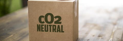 Das Bild zeigt ein Paket mit der Aufschrift CO2-neutral (Bildquelle: portraitfoto.in - stock.adobe.com) Das Bild zeigt ein Paket mit der Aufschrift CO2-neutral (Bildquelle: portraitfoto.in - stock.adobe.com)
