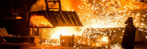 Produktionsvorgang in der Stahlindustrie, bei dem viel Wärme freigesetzt wird (Quelle: MIRACLE MOMENTS - Fotolia.com)