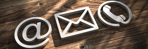 Drei Symbole: Klammmeraffe, Brief und Telefonhörer (Quelle: fotomek - Adobe Stock) Drei Symbole: Klammmeraffe, Brief und Telefonhörer (Quelle: fotomek - Adobe Stock)