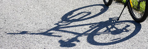 Schatten eines Fahrrades auf einer Straße (Quelle: segovax/ pixelio.de)