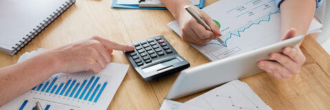 Personen mit diversen Diagrammen und Unterlagen an einem Tisch. (Quelle: DragonImages - Fotolia.com) Personen mit diversen Diagrammen und Unterlagen an einem Tisch. (Quelle: DragonImages - Fotolia.com)