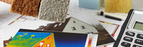 Thermografieaufnahme eines Hauses und Dämmmaterial. (Quelle: Ingo Bartussek - Fotolia.com) Thermografieaufnahme eines Hauses und Dämmmaterial. (Quelle: Ingo Bartussek - Fotolia.com)