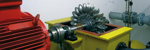 Geöffnetes Gehäuse einer Pelton-Turbine zur Stromerzeugung aus der Lageenergie aus Abwasser (Quelle: Gemeinde Böhmenkirch) Geöffnetes Gehäuse einer Pelton-Turbine zur Stromerzeugung aus der Lageenergie aus Abwasser (Quelle: Gemeinde Böhmenkirch)