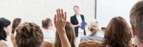 Ein Dozent vor Zuhörern. (Quelle: Photographee.eu - Fotolia.com) Ein Dozent vor Zuhörern. (Quelle: Photographee.eu - Fotolia.com)