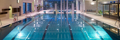 Ein Hallenbad mit glitzerndem, blauem Wasser (Quelle: Energie-Atlas Bayern) Ein Hallenbad mit glitzerndem, blauem Wasser