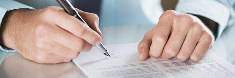 Ein Vertrag wird unterzeichnet (Quelle: Halfpoint - Fotolia.com) Ein Vertrag wird unterzeichnet (Quelle: Halfpoint - Fotolia.com)