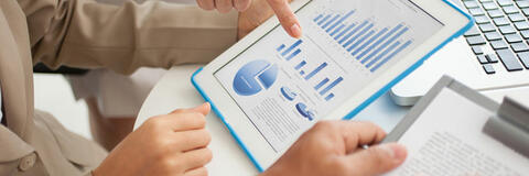 Computer mit Diagrammen (Quelle: DragonImages - Fotolia.com) Computer mit Diagrammen (Quelle: DragonImages - Fotolia.com)
