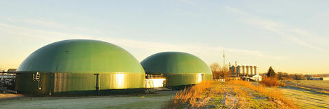 Mehrere Biogasanlagen. (Quelle: Karin Jähne - Fotolia.com)