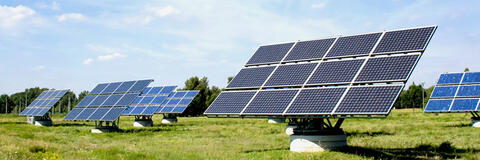 Photovoltaik Moveranlagen auf Freifläche. (Quelle:  chaya1 - Fotolia.com)