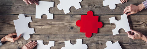 Menschen, die ein Puzzle zusammenfügen. (Quelle: alotofpeople - Fotolia.com) Menschen, die ein Puzzle zusammenfügen. (Quelle: alotofpeople - Fotolia.com)