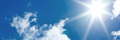 Sonne und Wolken vor blauem Himmel. (Quelle: Ramona Heim - Fotolia.com) Sonne und Wolken vor blauem Himmel. (Quelle: Ramona Heim - Fotolia.com)