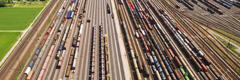 Container und Anhänger auf Rangierbahnhof (Quelle: Thomas Leiss - Fotolia.com) Container und Anhänger auf Rangierbahnhof (Quelle: Thomas Leiss - Fotolia.com)