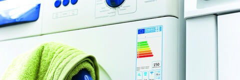 Eine Waschmaschine in Nahaufnahme mit dem Energielabel (Quelle: cm photodesign) Eine Waschmaschine in Nahaufnahme mit dem Energielabel (Quelle: cm photodesign)