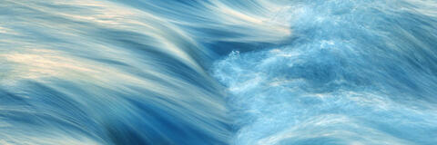 Nahaufnahme von fließendem Wasser. (Quelle: photobars - Fotolia.com) Nahaufnahme von fließendem Wasser. (Quelle: photobars - Fotolia.com)