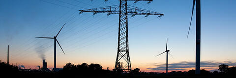 Mehrere Windenergieanlagen und Stromleitungen. (Quelle: Thorsten Schier - Fotolia.com) Mehrere Windenergieanlagen und Stromleitungen. (Quelle: Thorsten Schier - Fotolia.com)