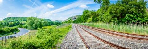 Schienengleise und Autoverkehr umgeben von Natur (Bildquelle: CPN – stock.adobe.com) Schienengleise und Autoverkehr umgeben von Natur (Bildquelle: CPN – stock.adobe.com)