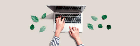 Green IT in Unternehmen Eine Frau arbeitet am PC. Symbolbild für das Thema nachhaltige Elektronik und Green IT (Bild: Tierney - stock.adobe.com).