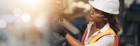Produktion: Eine Frau bedient eine Maschine (Me studio - stock.adobe.com) Produktion: Eine Frau bedient eine Maschine (Me studio - stock.adobe.com)