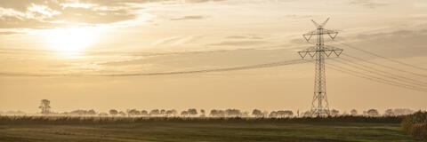 Freileitung am abendlichen Horizont (Quelle: StMWi) Freileitung am abendlichen Horizont (Quelle: StMWi)