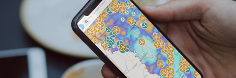 Nutzer/in betrachtet Energie-Atlas am Smartphone (Quelle: Bayerische GemeindeZeitung).