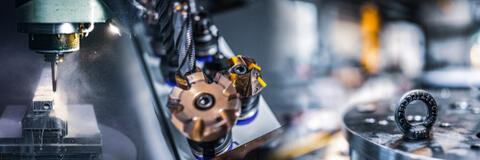 Nahaufnahme CNC-Maschine (RS-Studios - adobe.stock.com) Nahaufnahme CNC-Maschine (RS-Studios - adobe.stock.com)