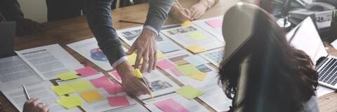 Personen an einem Tisch analysieren und beraten ein Thema (Bildquelle: Rawpixel.com – Fotolia.com) Personen an einem Tisch analysieren und beraten ein Thema (Bildquelle: Rawpixel.com – Fotolia.com)