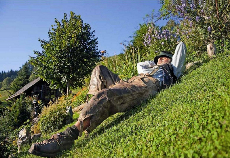 Ein Mann entspannt auf einer Bergwiese (Foto: S. Teubenbacher) Ein Mann entspannt auf einer Bergwiese (Foto: S. Teubenbacher)