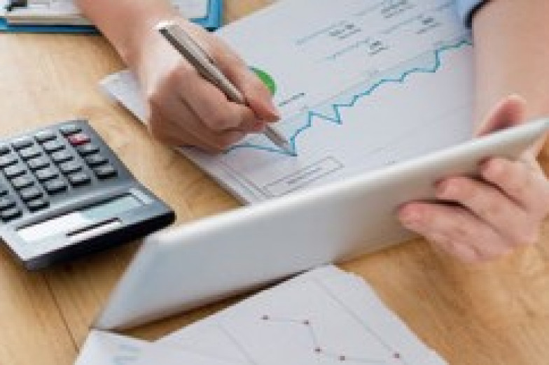 Person mit Diagrammen und Unterlagen an einem Tisch (Bildquelle: DragonImages - Fotolia.com) Person mit Diagrammen und Unterlagen an einem Tisch