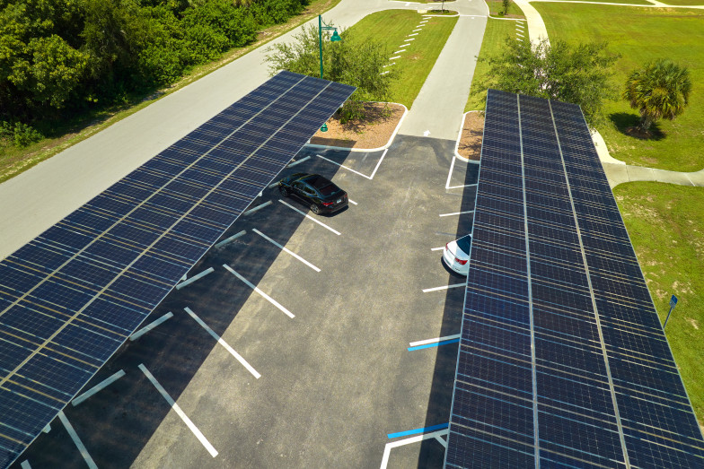 Photovoltaik-Anlage über einem Parkplatz (Bildquelle: bilanol - stock.adobe.com) Photovoltaik-Anlage über einem Parkplatz (Bildquelle: bilanol - stock.adobe.com)