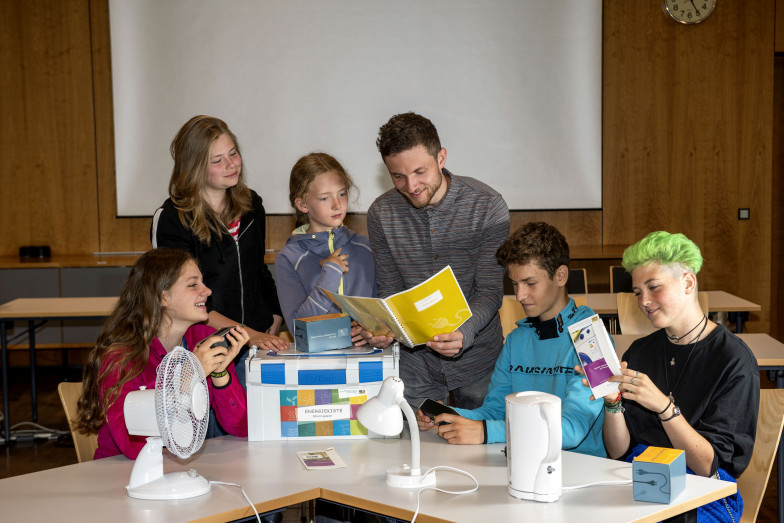 Jugendliche arbeiten mit der Energiekiste Strom sparen. (Quelle: fotopuchner.com) Jugendliche arbeiten mit der Energiekiste Strom sparen. (Quelle: fotopuchner.com)