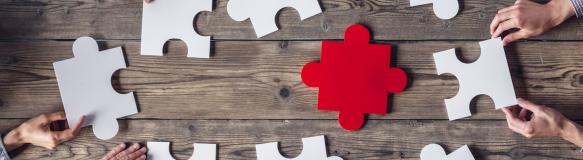 Menschen, die ein Puzzle zusammenfügen. (Quelle: alotofpeople - Fotolia.com) Menschen, die ein Puzzle zusammenfügen. (Quelle: alotofpeople - Fotolia.com)