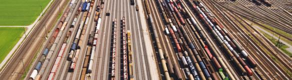 Container und Anhänger auf Rangierbahnhof (Quelle: Thomas Leiss - Fotolia.com) Container und Anhänger auf Rangierbahnhof (Quelle: Thomas Leiss - Fotolia.com)