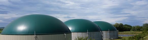 3 Silos für die Herstellung von Biogas (Bidquelle: winyu - Fotolia.com) 3 Silos für die Herstellung von Biogas (Bidquelle: winyu - Fotolia.com)
