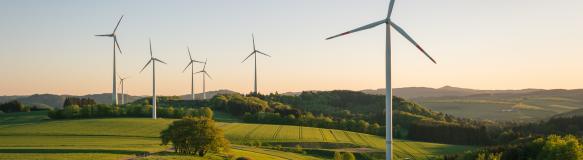 Windenergieanlagen in der Landschaft (Bildquelle: Anselm - stock.adobe.com).