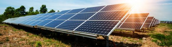 Eine Photovoltaik-Freiflächenanlage mit Sonne (diyanadimitrova - Fotolia.com)