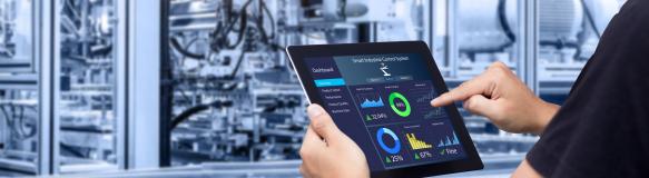 Das Bild zeigt ausschnitthaft eine Person mit I-Pad in einem Betrieb. Auf dem Bildschirm sind Diagramme zu sehen (Bildquelle: panuwat-stock.adobe.com). Das Bild zeigt ausschnitthaft eine Person mit I-Pad in einem Betrieb. Auf dem Bildschirm sind Diagramme zu sehen (Bildquelle: panuwat-stock.adobe.com).