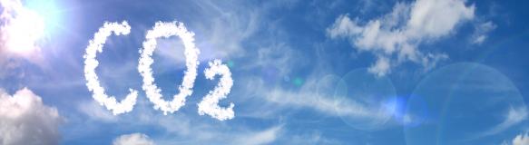 Wolke am Himmel in Form von CO2; Symbolbild. (Quelle: Pavel Horazy - Adobe Stock)