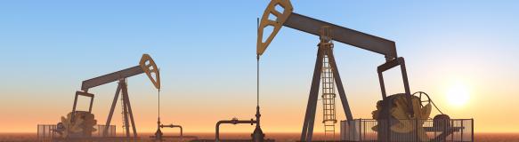 Ölpumpen bei Sonnenuntergang - Erdöl ist einer von mehreren Primärenergieträgern. (Bildquelle: Michael Rosskothen - Adobe Stock) Ölpumpen bei Sonnenuntergang - Erdöl ist einer von mehreren Primärenergieträgern. (Bildquelle: Michael Rosskothen - Adobe Stock)